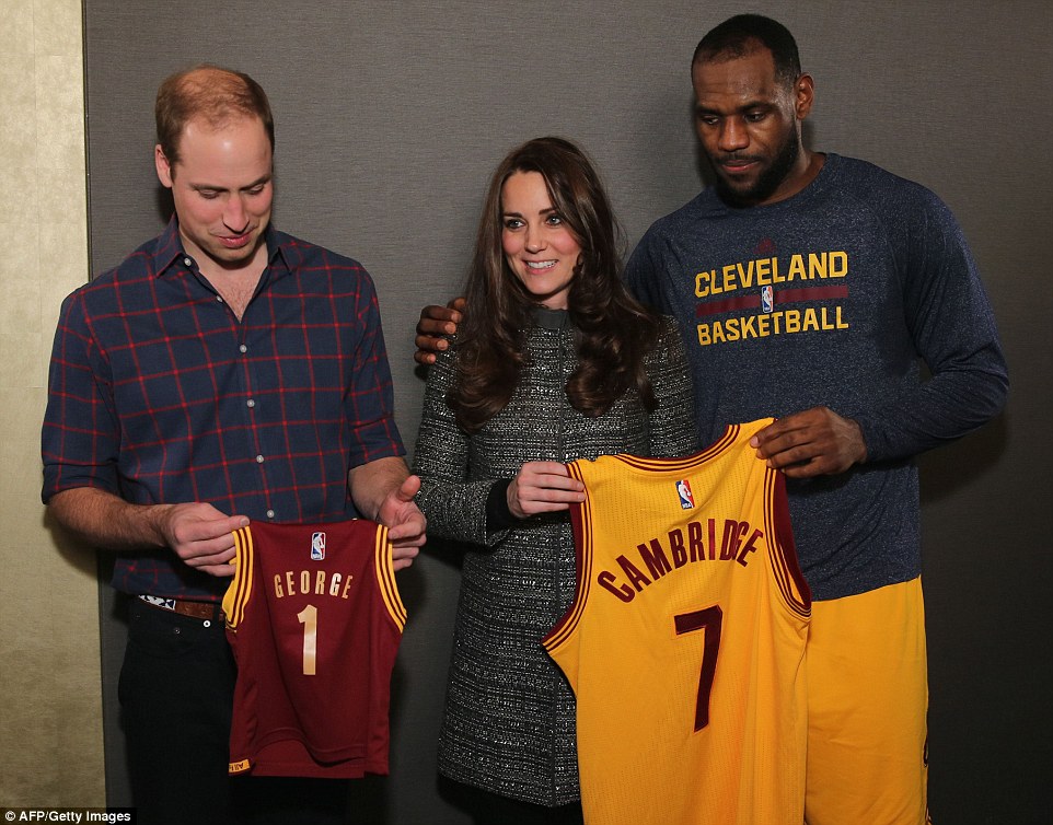 23E54F2D00000578-2866384-Backstage_The_Duchess_of_Cambridge_smiles_as_she_poses_with_the_-a-117_1418102334762